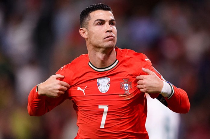 ฟุตบอลโลก 2026 ไม่ได้ถูกพูดถึงแค่ในฐานะทัวร์นาเมนต์ที่ใหญ่ที่สุดในประวัติศาสตร์จากจำนวนทีมและจำนวนแมตช์เท่านั้น แต่ยังเป็นรายการที่ เงินรางวัลสูงที่สุดเท่าที่ FIFA เคยมอบให้ นับตั้งแต่การแข่งขันครั้งแรกในปี 1930
ลิโอเนล เมสซี เคยกล่าวหลังคว้าแชมป์โลก 2022 ว่า “หลังฟุตบอลโลก คุณไม่สามารถขออะไรได้มากกว่านี้อีกแล้ว” แต่ในปี 2026 ความจริงอาจต้องเพิ่มอีกหนึ่งประโยค เพราะนอกจากเกียรติยศ ทีมแชมป์ยังจะได้รับเงินรางวัลสูงถึง 50 ล้านดอลลาร์สหรัฐ
FIFA ยืนยันว่าเงินรางวัลรวมของฟุตบอลโลก 2026 เพิ่มขึ้นราว 50% จากครั้งก่อน กลายเป็นทัวร์นาเมนต์ที่มีมูลค่าทางการเงินสูงสุดในประวัติศาสตร์ลูกหนังระดับทีมชาติ

ฟุตบอลโลก 2026 ไม่ใช่แค่ “แข่งมากขึ้น” แต่คือ “จ่ายหนักขึ้น”
ฟุตบอลโลก 2026 คือทัวร์นาเมนต์ที่ FIFA วางตำแหน่งให้เป็น “Mega Event” อย่างแท้จริง ทั้งจำนวนทีมที่เพิ่มเป็น 48 ชาติ จำนวนแมตช์ 104 นัด และการจัดแข่งใน 3 ประเทศพร้อมกัน สิ่งเหล่านี้ไม่ได้เกิดขึ้นเพื่อภาพลักษณ์เพียงอย่างเดียว แต่สะท้อนการขยาย โมเดลรายได้ของ FIFA อย่างเป็นระบบ
หนึ่งในสัญญาณที่ชัดที่สุดคือ เงินรางวัลรวมกว่า 655 ล้านดอลลาร์ ซึ่งเพิ่มขึ้นมากกว่า 50% จากฟุตบอลโลก 2022 นี่ไม่ใช่แค่การ “แจกเงินมากขึ้น” แต่คือการเปลี่ยนโครงสร้างแรงจูงใจของการแข่งขันตั้งแต่รอบแบ่งกลุ่ม

โครงสร้างเงินรางวัลฟุตบอลโลก 2026: ทุกนัดมีราคา
ภายใต้ระบบใหม่ ทีมชาติจะไม่ถูก “ตัดออกจากมูลค่า” ทันทีที่ตกรอบแรกเหมือนในอดีต เพราะแม้แต่ทีมที่แพ้ครบทุกนัดยังได้รับเงินขั้นต่ำระดับ สองหลักล้านดอลลาร์
การออกแบบนี้ทำให้ฟุตบอลโลก 2026 แตกต่างจากเวอร์ชันก่อนอย่างชัดเจน
รอบแบ่งกลุ่ม = ไม่ใช่แค่เวทีลองทีม
รอบ 32 ทีม = กลายเป็น “จุดคุ้มทุน”
รอบลึก = มูลค่าเพิ่มแบบก้าวกระโดด
เพียงแค่ชนะหนึ่งนัดในรอบน็อกเอาต์ รายได้สามารถเพิ่มขึ้น 4–6 ล้านดอลลาร์ทันที ซึ่งมากกว่างบทั้งปีของหลายสมาคมฟุตบอลขนาดกลาง

ทำไม FIFA ต้องเพิ่มเงินรางวัลมหาศาล
หากมองในเชิงเศรษฐศาสตร์กีฬา การเพิ่มเงินรางวัลไม่ได้เกิดจากความใจกว้าง แต่เป็นผลจาก ต้นทุนที่เพิ่มขึ้นของทีมชาติ
ค่าเดินทางข้ามทวีป
การเก็บตัวที่ยาวขึ้น
ค่าใช้จ่ายด้านวิทยาศาสตร์การกีฬา
ทีมงานวิเคราะห์ข้อมูล
ความเสี่ยงอาการบาดเจ็บของนักเตะระดับท็อป
FIFA จำเป็นต้องทำให้การเข้าร่วมฟุตบอลโลก “คุ้มค่าเชิงการเงิน” สำหรับทุกชาติ โดยเฉพาะทีมจากแอฟริกา เอเชีย และโซนอเมริกาใต้ ที่ต้องแบกรับต้นทุนสูงกว่าประเทศเจ้าภาพ

เปรียบเทียบเงินรางวัลฟุตบอลโลก: จากเกียรติยศ สู่ธุรกิจเต็มรูปแบบ
ในปี 1982 อิตาลีคว้าแชมป์โลกด้วยเงินเพียง 1.4 ล้านดอลลาร์
ปี 2006 เพิ่มเป็น 12.2 ล้านดอลลาร์
ปี 2022 อาร์เจนตินาได้ 42.2 ล้านดอลลาร์
และปี 2026 แชมป์จะรับ 50 ล้านดอลลาร์
หากเทียบแบบปรับเงินเฟ้อ ฟุตบอลโลกยุคใหม่จ่ายเงินมากกว่ายุคก่อน หลายเท่าตัว แต่สิ่งที่เปลี่ยนจริง ๆ ไม่ใช่ตัวเลข หากคือ “สถานะของฟุตบอลโลก” ที่กลายเป็นเวทีธุรกิจระดับเดียวกับ Super Bowl หรือ Olympics

เงินรางวัลที่สูงขึ้น เปลี่ยนพฤติกรรมทีมชาติอย่างไร
โครงสร้างเงินรางวัลแบบใหม่ส่งผลโดยตรงต่อวิธีคิดของโค้ชและสมาคมฟุตบอล เช่น
ทีมเล็กไม่จำเป็นต้อง “แพ้เพื่อประสบการณ์”
เกมรอบแบ่งกลุ่มนัดที่ 3 จะจริงจังมากขึ้น
การโรเตชันนักเตะลดลง
การเน้นผลการแข่งขันมากกว่าฟอร์มสวยงาม
ในเชิงกลยุทธ์ ฟุตบอลโลก 2026 จะมีลักษณะ “คิดเป็นระบบ” มากขึ้น คล้ายการอ่านเกมเชิงข้อมูล ซึ่งเป็นแนวคิดเดียวกับการวิเคราะห์เชิงลึกที่ผู้เล่นสายข้อมูลคุ้นเคยใน UFA777 เว็บแทงบอล ที่ไม่ได้มองแค่ชื่อชั้น แต่ประเมินแรงจูงใจและบริบทของเกม

เงินรางวัล ≠ รับประกันความสำเร็จ
แม้เงินรางวัลจะสูงเป็นประวัติการณ์ แต่ไม่ได้หมายความว่าทีมใหญ่จะได้เปรียบเสมอ ฟุตบอลโลกยังคงเป็นทัวร์นาเมนต์ที่ความผิดพลาดเล็กน้อยสามารถเปลี่ยนเส้นทางทั้งรายการได้
สิ่งที่ต่างคือ ทุกทีมจะ “มีเหตุผลมากขึ้น” ในการทุ่มเต็มที่ตั้งแต่นัดแรก เพราะแม้แค่การผ่านรอบเดียว ก็สามารถเปลี่ยนงบประมาณของสมาคมฟุตบอลไปอีกหลายปี

บทสรุป
ฟุตบอลโลก 2026 ไม่ได้เปลี่ยนแค่รูปแบบการแข่งขัน แต่เปลี่ยน แรงจูงใจของทั้งระบบฟุตบอลทีมชาติ เงินรางวัลที่เพิ่มขึ้นกว่า 50% ทำให้ทุกเกมมีมูลค่าทางเศรษฐกิจชัดเจน ตั้งแต่รอบแบ่งกลุ่มไปจนถึงนัดชิงชนะเลิศ
ในโลกที่ฟุตบอลเชื่อมโยงกับข้อมูล การเงิน และกลยุทธ์ การเข้าใจโครงสร้างเหล่านี้ช่วยให้มองเกมได้ลึกขึ้น ไม่ต่างจากแนวคิดการวิเคราะห์แบบเป็นระบบใน UFA777 ซึ่งสะท้อนว่าทั้งในสนามฟุตบอลโลกและบนแพลตฟอร์ม UFA777 เว็บแทงบอล ผู้ที่ได้เปรียบเสมอคือคนที่อ่าน “แรงจูงใจ” และ “บริบท” ได้ก่อนใคร
