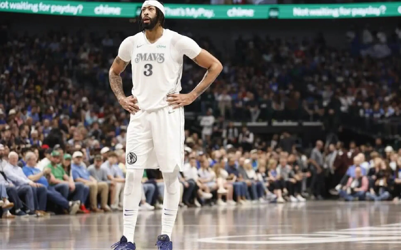 แอนโทนี่ เดวิส ลงเล่นให้กับทีมดัลลัส แมฟเวอริกส์v